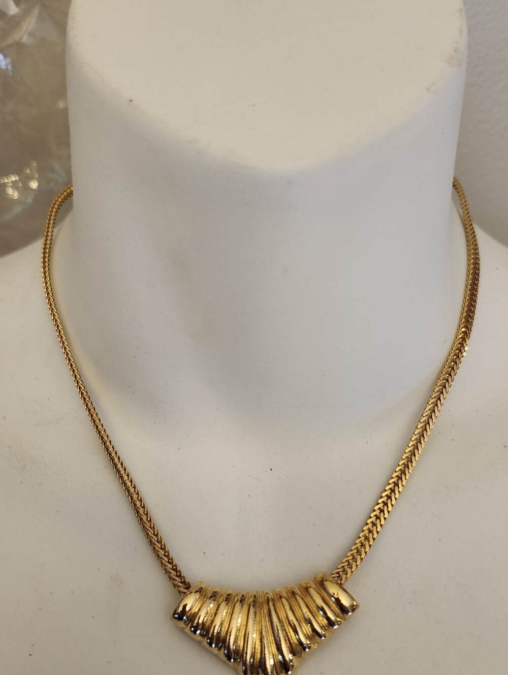 Gold Tone Statement V-Front Ribbed Pendant Necklace